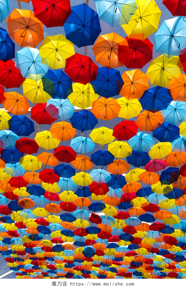 色彩鲜艳的装饰伞悬挂在天空雨伞